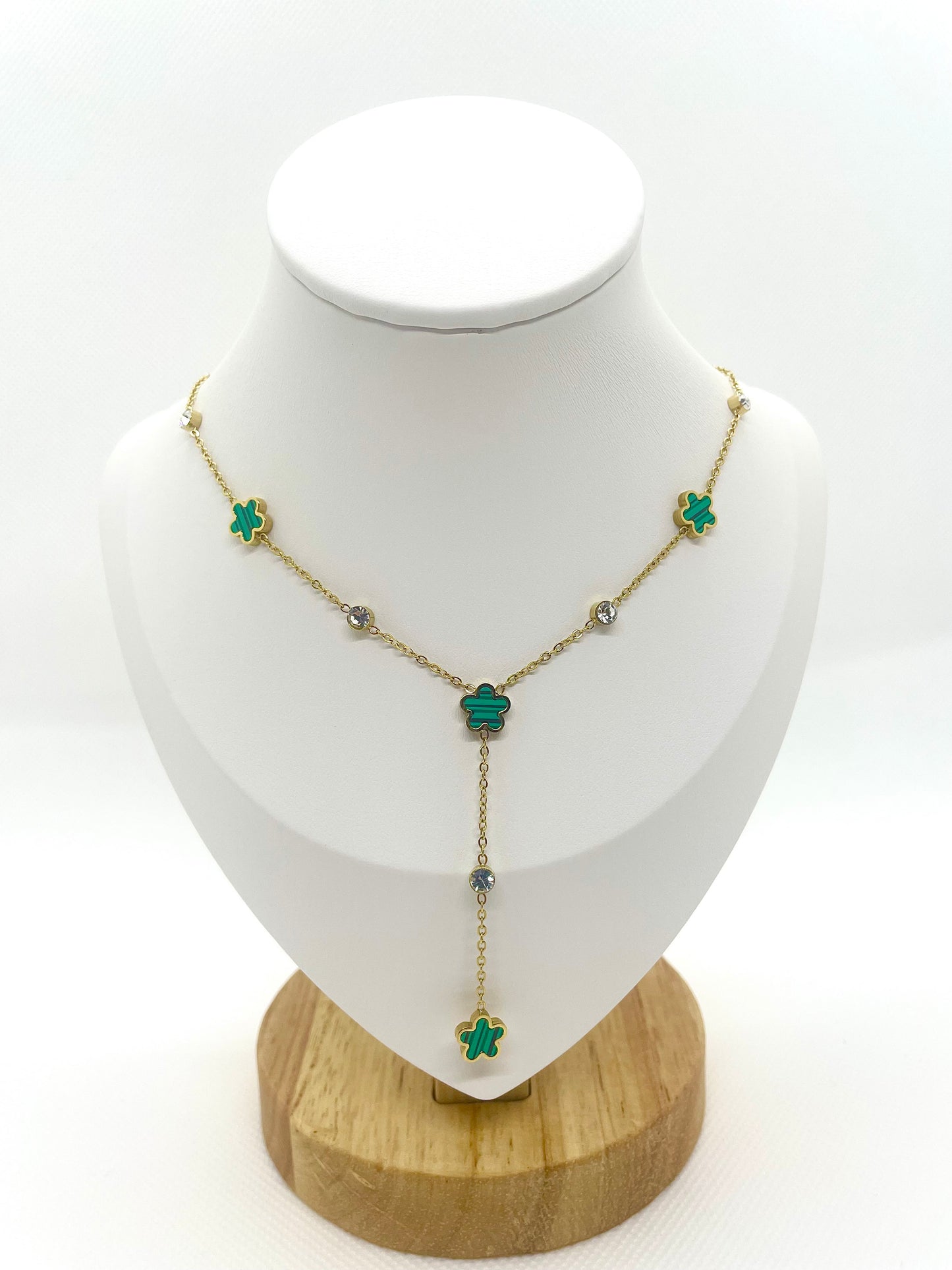 Collier fleur couleur vert avec pendentif