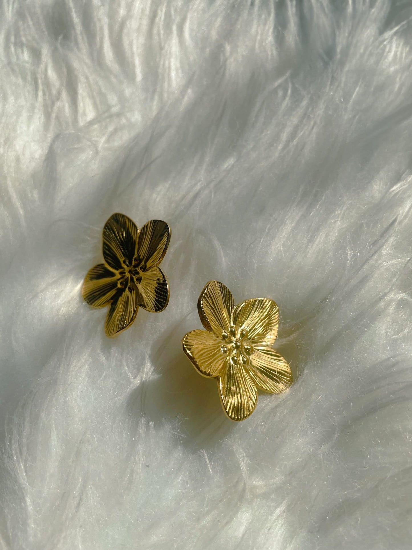 Boucle d’oreille à motif fleur