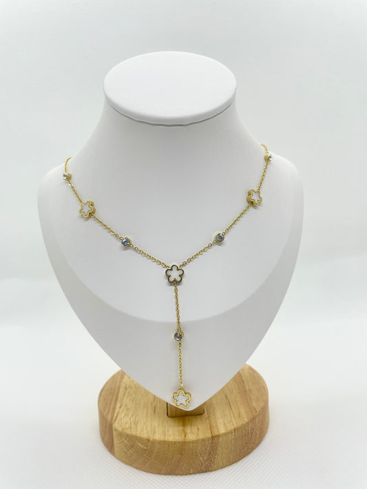 Collier avec pendentif fleur blanche